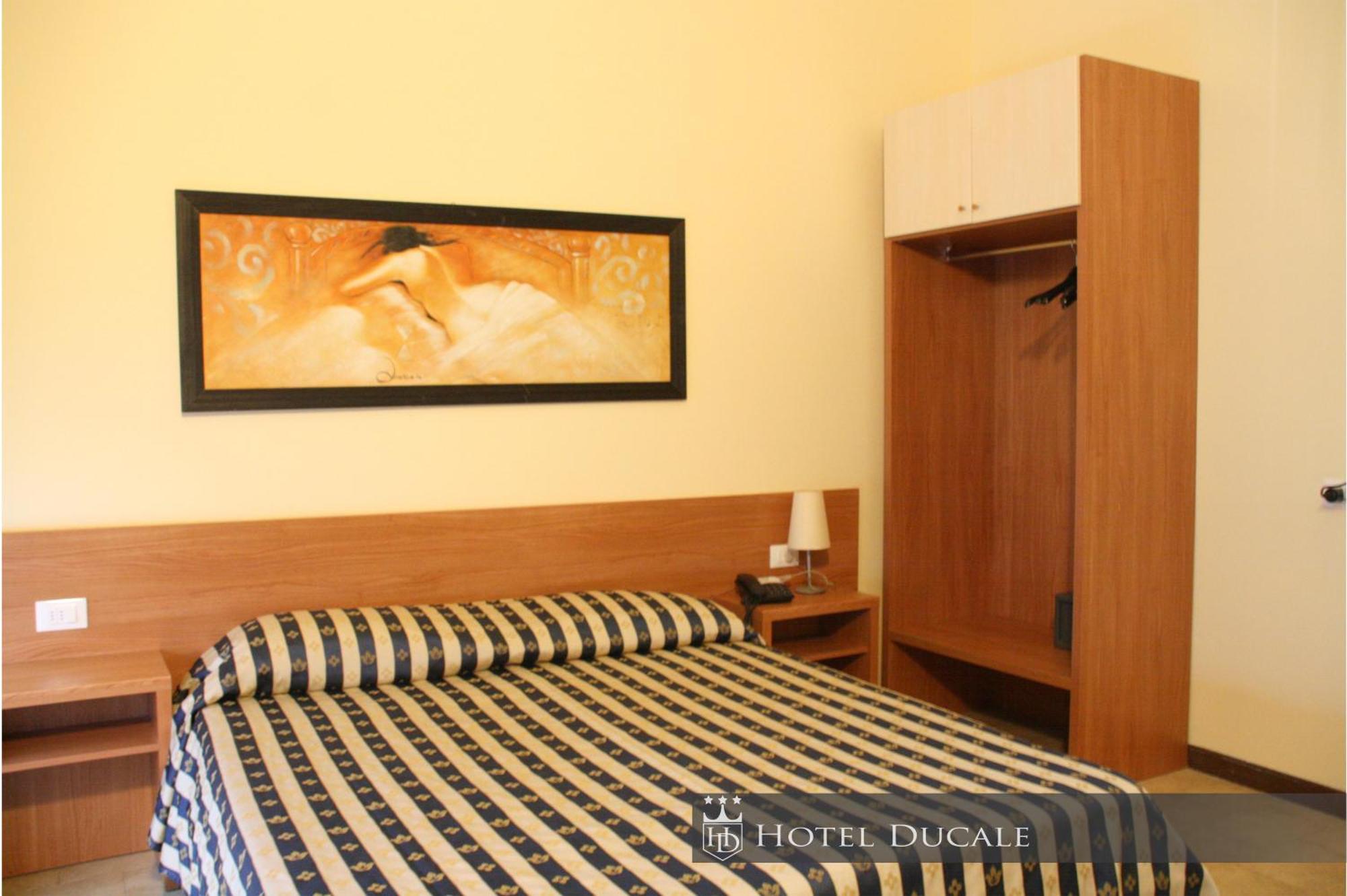 Hotel Ducale Vigevano Buitenkant foto